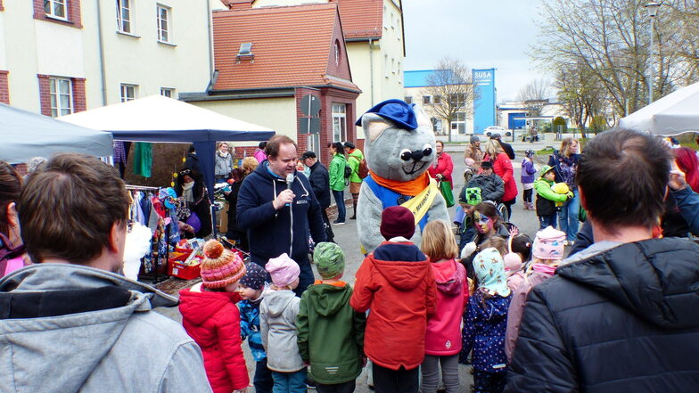 Ein fröhliches Willkommens-Miau: Kater Schlau begrüßt die Kinder beim Heidenauer Frühlingserwachen am Fritz-Gumpert-Platz.