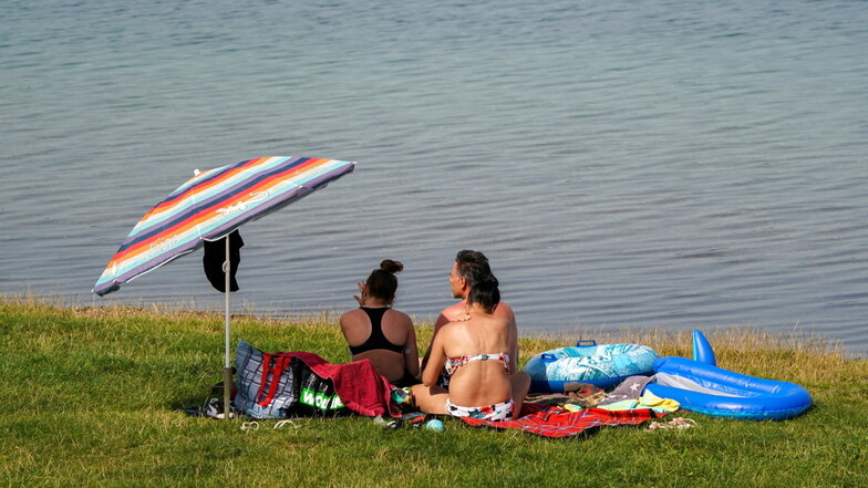 Ausflügler genießen die sommerlichen Temperaturen am Cospudener See.