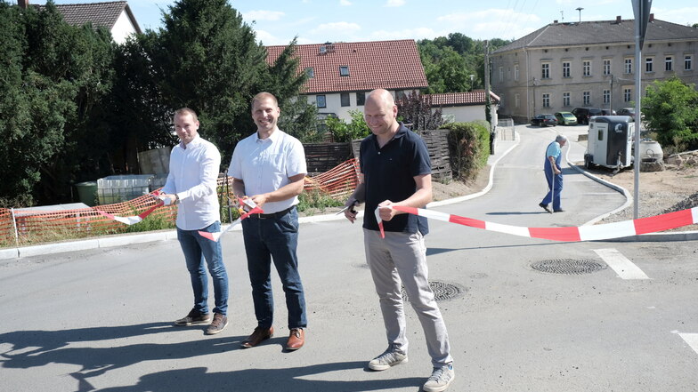 Eröffnung der Straßen in Robschütz nach umfangreichen Baumaßnahmen durch Planer Mihai Vultur, Bürgermeister Mirko Knöfel und Bauamtsleiter Michael Hegenbart (v.l.)