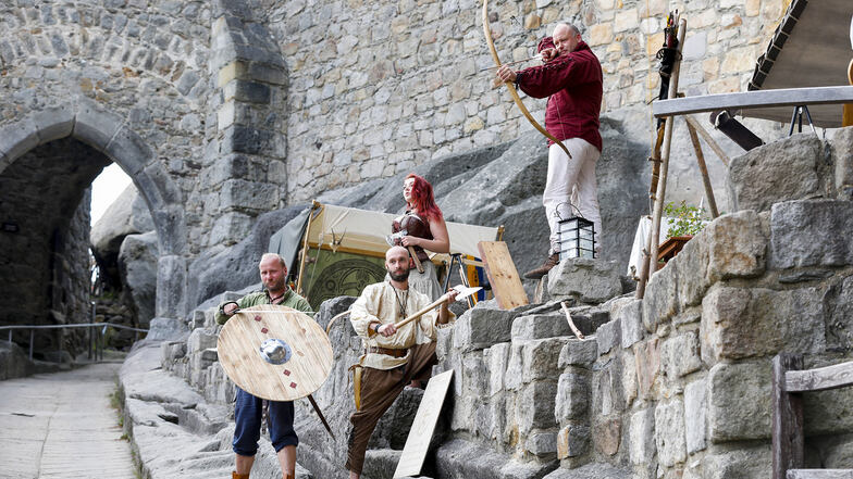 Traditioneller Bogenbau gehört ebenfalls zum Mittelalter und wurde auf der Burg Oybin vorgestellt. 