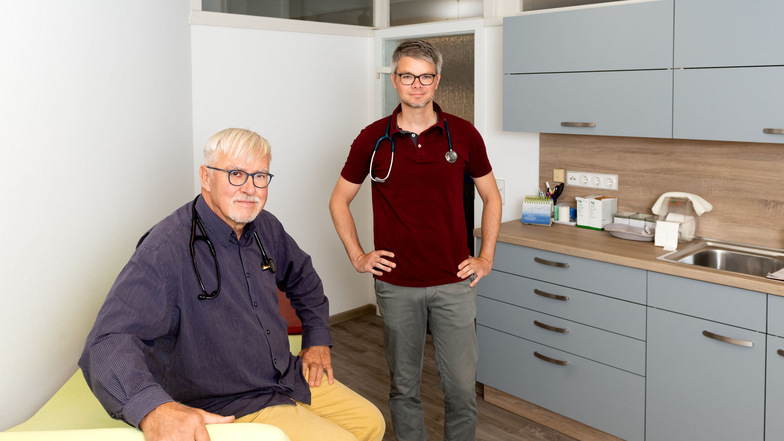 Dr. Günther Biesold übergibt im April 2020 seine Hausarztpraxis an Dr. Alexander Thomas. Der 35-Jährige absolviert dort bereits seit dem Jahr 2017 seine Facharztausbildung. Die Möbel für einen neuen Praxisraum, in dem das Foto entstand, suchten beide Ärzt
