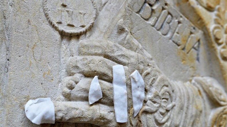 Hand-OP: Sorgsam werden die Details der jahrhundertalten Grabplatten wiederhergestellt.