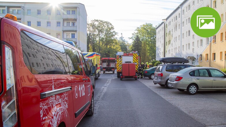 Großeinsatz am Dienstag in Niesky: In der Ringstraße brennt es in einem Mehrfamilienhaus. Acht Menschen werden aus dem Haus von ihren Balkonen gerettet.