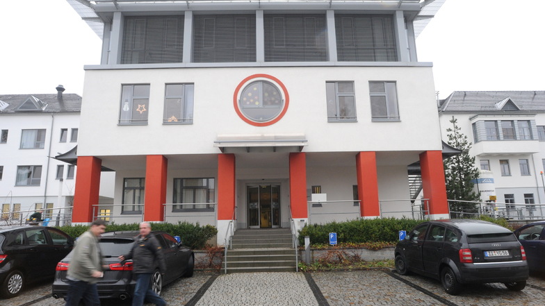 Das Klinikum Oberland mit dem Standort Ebersbach.