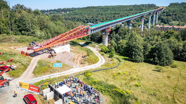 Es ist vollbracht: Das Stahlskelett für die Gottleubatalbrücke ist am Kohlberg in Pirna angekommen.