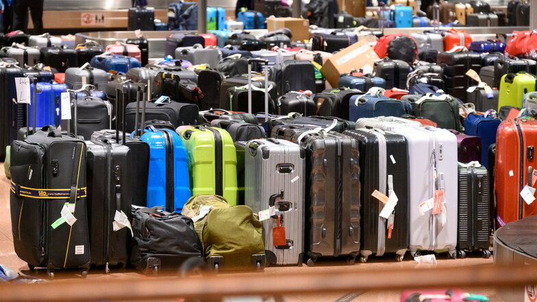 Zahlreiche Koffer lagern im Gepäckausgabe-Bereich des Hamburger Airports.