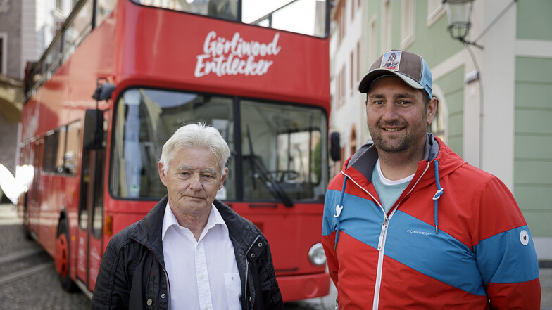 Schwarz-Reisen-Chef Patrick Schultze mit Fahrer Klaus.