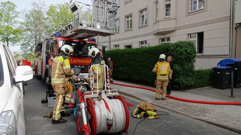 Schwarzer Rauch drang am Dienstagmorgen nach Feuerwehrangaben aus einer Wohnung in der Dresdner Alfred-Schrapel-Straße.