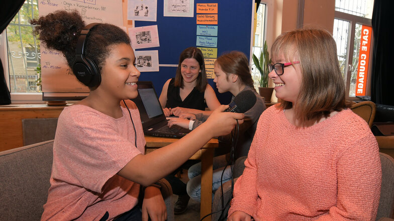 Bei einem Radio-Camp von Saek mobil interviewt Luisa Hösel (links) Natalie Kuhne.
