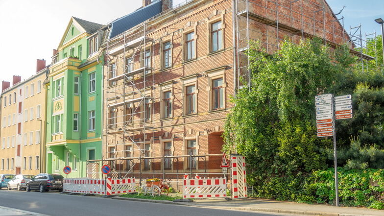 Obwohl es vor dem Haus Döbelner Straße 37 in Roßwein nun einen Fußgängertunnel zum Schutz vor herabstürzenden Bauteilen gibt, müssen Fußgänger die Straßenseite wechseln.