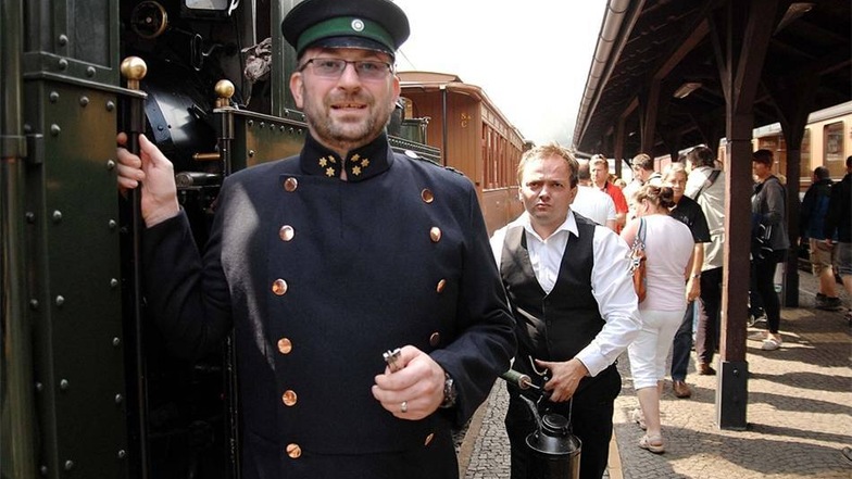 Heiko Firle war in standesgemäßer, schmucker Uniform der Schaffner im 1K-Zug.
