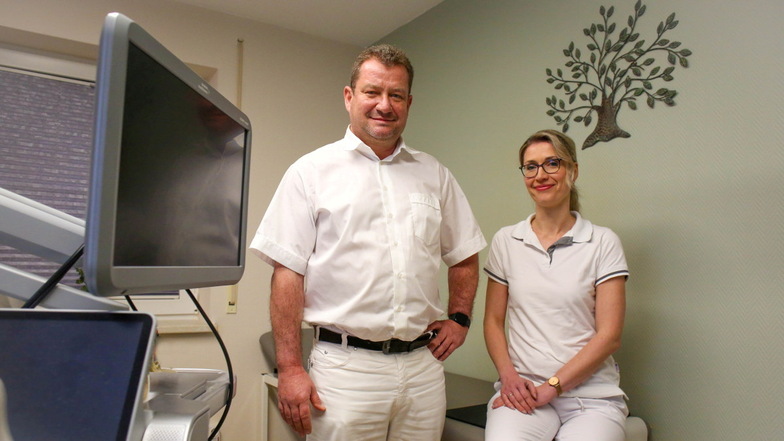 Alexander Wagner und seine Frau Katrin führen jetzt gemeinsam die Frauenarztpraxis in Pulsnitz.