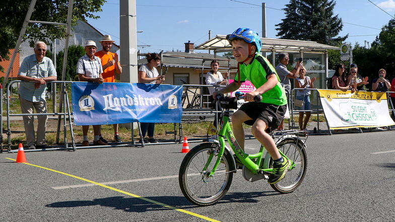 Das Fette-Reifen-Rennen war für einige Kinder das erste Erlebnis eines kleinen Radrennens. Die Freude steht diesem Starter ins Gesicht geschrieben.