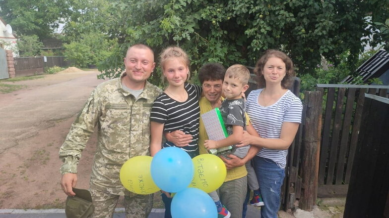 Drei Tage des Glücks: Ljubovs Ehemann Vitaly (links) hat drei Tage Urlaub bekommen, weil seine Familie zurückgekehrt ist. Nun lebt seine Frau (rechts) wieder mit den Kindern bei ihrer Mutter (Mitte).
