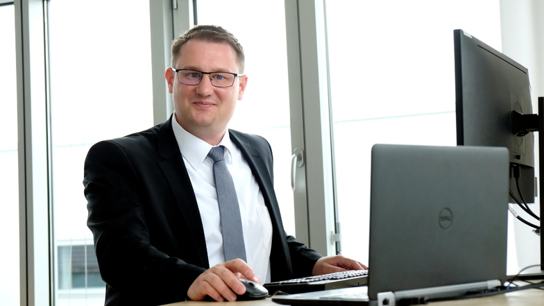 Arbeitet am Schreibtisch gern im Stehen: Der neue Vorstand der Elblandkliniken Meißen Rainer Zugehör (41). Mit seinem Vorgänger Frank Ohi ist er befreundet. Die Elblandkliniken haben über 3.000 Mitarbeiter und rund 1.000 Betten.