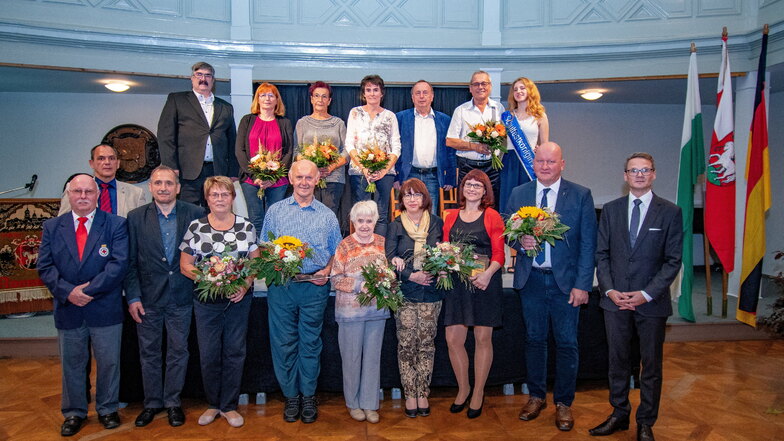 Mehr als ein Dutzend Frauen und Männer sind mit dem Ehrenamtspreis der Stadt Roßwein geehrt worden.