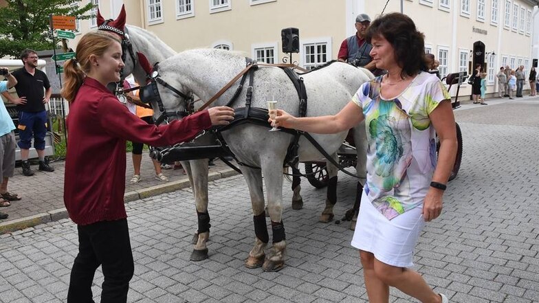 ... und werden von Beate Hoffmann, Oberbürgermeisterin der Stadt Niesky, mit einem Glas Sekt empfangen.
