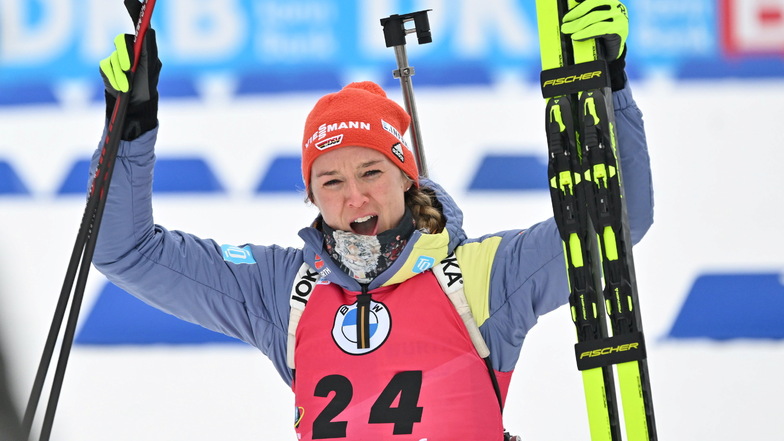 Die aus Sachsen stammende Denise Herrmann-Wick jubelt über ihren WM-Sieg im Biathlon-Sprint.