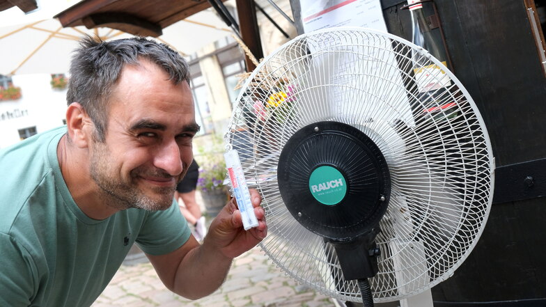 Redakteur André Schramm am Ventilator mit Wasserzerstäuber. Ergebnis: 23 Grad Celsius und nasses T-Shirt.