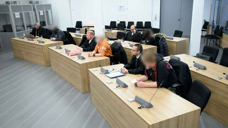 Vor dem Oberlandesgericht Dresden sind am Donnerstag vier weitere Mitglieder und Unterstützer der Terrorgruppe Freital zu Haft- und Bewährungsstrafen verurteilt worden.