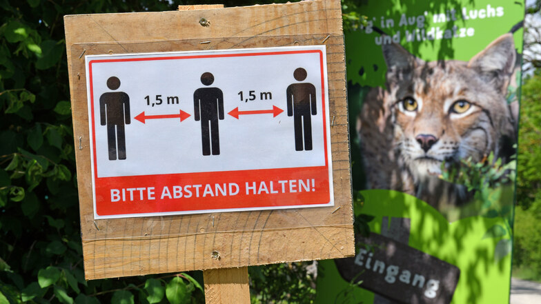 Ein Hinweis zum Abstandwahren an einem Wildtierpark. Im Landkreis Meißen jedenfalls hat die Methode Erfolg: Schon seit Tagen gibt es keine Neuinfektionen mehr.