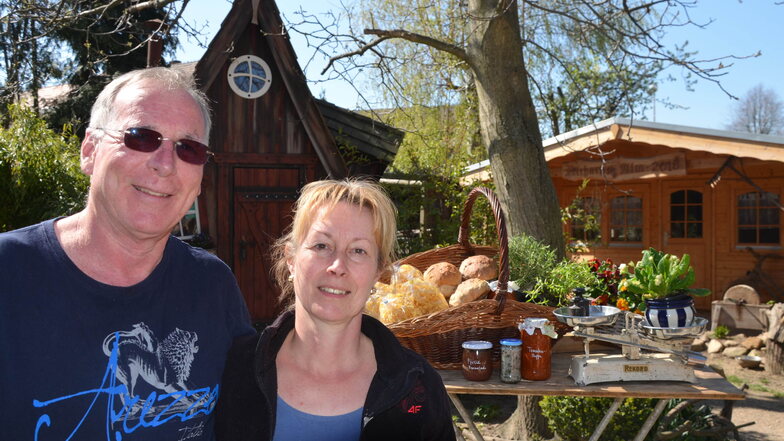 Martina und Winfried Neuer geben nicht auf und kochen weiter – Essen zum Mitnehmen wird angeboten.