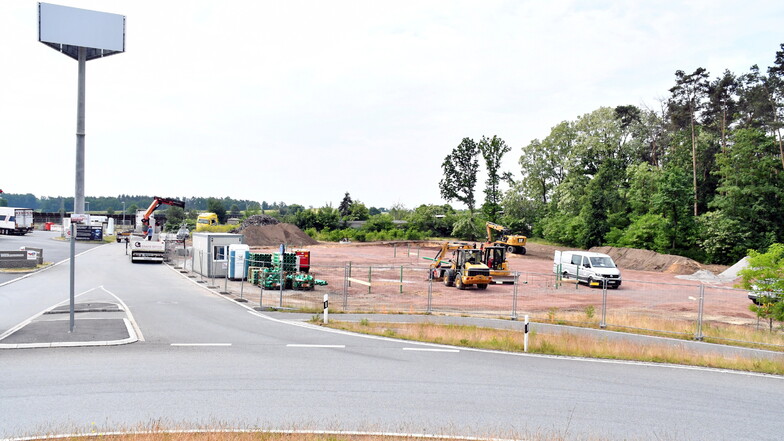 Neben der Totaltankstelle am Kreisverkehr in Ottendorf-Okrilla, direkt an der A4-Abfahrt wird bereits gebaut. Kommt hier der neue McDonald's hin?