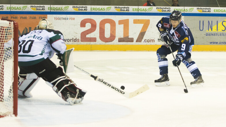 Arturs Kruminsch bei einem Spiel für die Eislöwen im Jahr 2016.