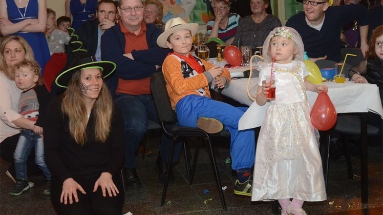 Mehrere Altersgruppen feierten am Sonnabendnachmittag einen zünftigen Familienfasching in der UKC-Arena des Uhsmannsdorfer Karneval Clubs.
