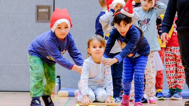 Handballer des TuS Coswig bereiten Kindern eine schöne Adventszeit