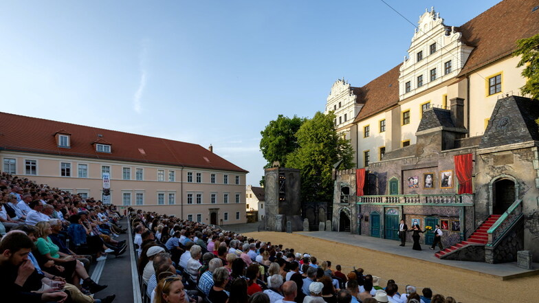 Knapp 34.000 Besucher sahen sich die Musical-Comedy „The Addams Family“ beim 27. Bautzener Theatersommer im Hof der Ortenburg an.
