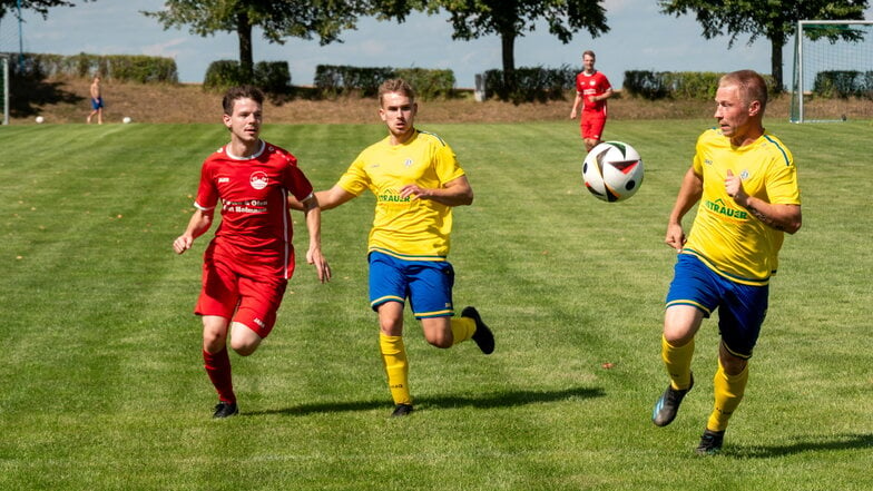 Spielten im zweiten Durchgang attraktiven Fußball und gewannen am Ende bei Aufsteiger SV 29 Gleisberg deutlich mit 6:2: Die Fußballer des SV Ostrau 90 (in Gelb).