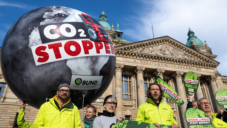 Aktivisten des BUND protestieren vor dem Bundesverwaltungsgericht in Leipzig gegen die Planungen für die A20. Das Gericht verhandelt über den Bau der Küstenautobahn zwischen Westerstede und Jaderberg.