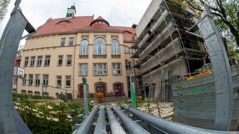 Von der Steinbachstraße, dem Haupteingang zum Lößnitzgymnasium, in Radebeul-Mitte ist das kaum zu bemerken - auf der Hofseite wird gebaut. Der Anbau mit dem neuen Treppenhaus steht bereits mit den bislang kahlen Wänden, dem Fahrstuhlschacht und den ei