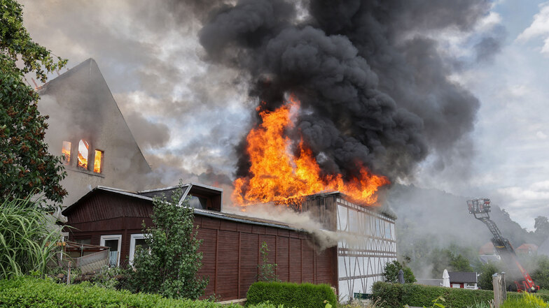 Zwei Gebäude auf einem Vierseitenhof sind am Freitagnachmittag in Brand geraten.