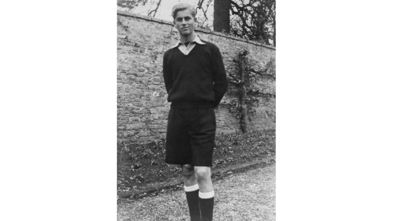 1939: Prinz Philip steht vor der öffentlichen Schule von Gordonstoun, Elgin in Schottland.
