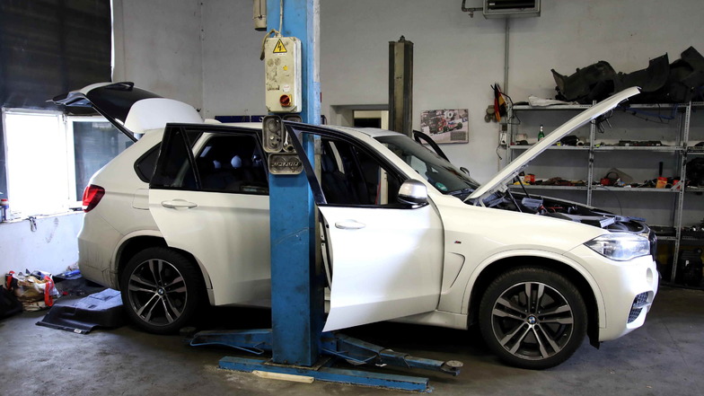 In der Werkstatt in Heyda sollen die Täter immer wieder hochwertige BMW zerlegt haben.