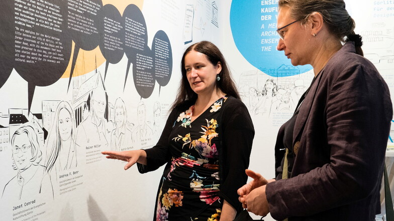 Andrea Behr, Geschäftsführerin der Europastadt GmbH (links), und Janet Conrad, Geschäftsführerin der Evangelischen Kulturstiftung Görlitz, betrachten die gezeichneten Bilder von sich selbst.