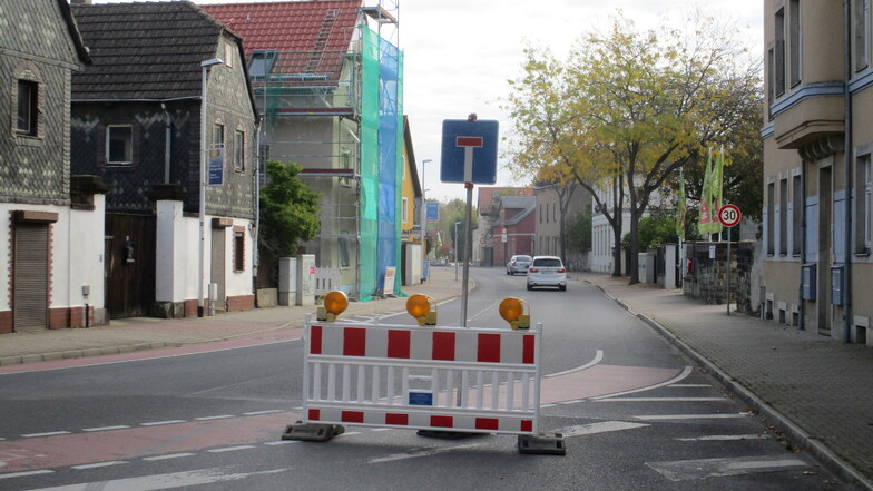 An der Ecke Gradsteg, Vorwerkstraße stehen in Richtung Radebeul-Ost überraschend Absperrbake und Sackgassenschild.