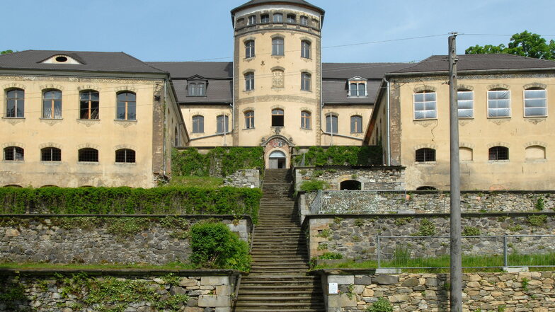 Das Hainewalder Schloss noch ohne der inzwischen wieder aufgesetzten neuen Turmhaube.