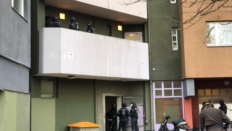 Polizisten vor einem Wohnhaus in der Gitschiner Straße in Berlin-Kreuzberg am Dienstagmorgen.