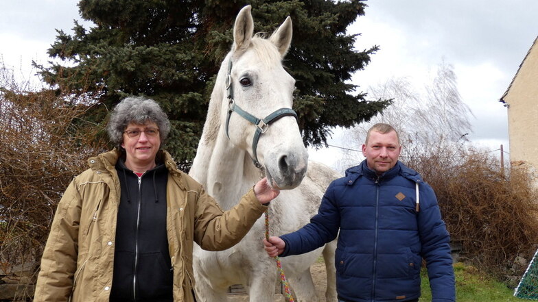 Gabriele Pommerenke, Robert Teichert und die anderen Mitglieder des Voltigier- und Reitvereins Quatitz haben ein Ziel: eine neue Wasserleitung, um die Pferde im Stall besser tränken zu können.