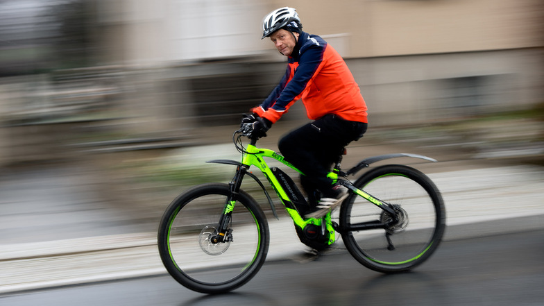 Die fünf Kilometer von Naundorf nach Putzkau bewältigt Tilo Jähne mit dem E-Bike, finanziert von seinem Chef.