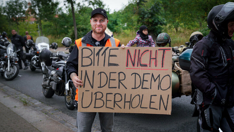 Der Veranstalter der Dresdner Harley Days, Mathias Lindner, organisierte auch die Biker-Demo mit. An diesem Wochenende hätten sich eigentlich wieder Hunderte Motorradfans zum Festival in der Flutrinne getroffen. Doch Corona ließ nur eine Mini-Version zu.