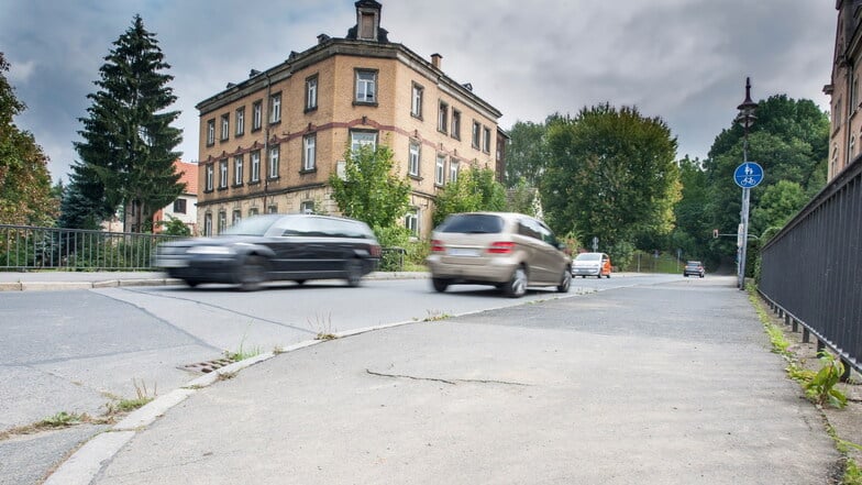 Marode Brücke an der Kohlbergstraße: Nach mehr als sechs Jahren Wartezeit will Pirna das Bauwerk nun sanieren.