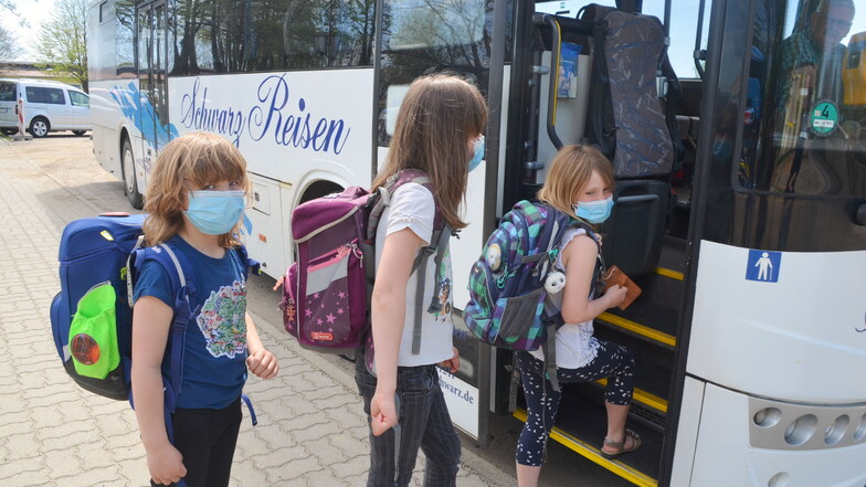 Mit dem Bus werden die Kinder in ihre Ortsteile gefahren.