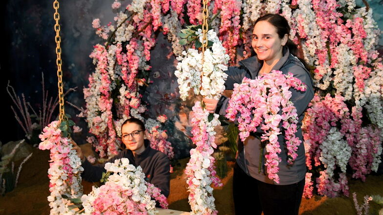"Ein Gemeinschaftsprojekt." Am Blütenwunder von Oskarshausen helfen auch Dekorateurin Josefine Rühle (r.) und Azubi Hannah Löwe mit.