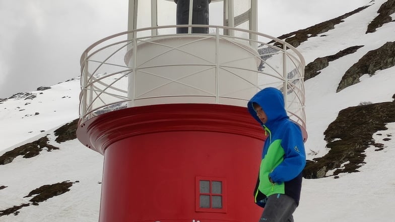 Auf dem Oberalppass in der Schweiz markiert ein roter Leuchtturm den Ursprung des Rheins.