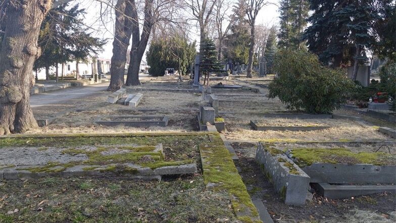 An Platz mangelt es dem Friedhof Chomutov nicht. Viele deutsche Grabstellen wurden schon beseitigt.
