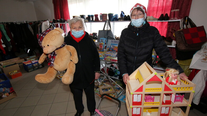 In der Roßweiner Kleiderkammer hat Rosmarie Schindler (links) mithilfe von Ilona John einige Spielsachen gesammelt, die sie an Bedürftige weitergibt.